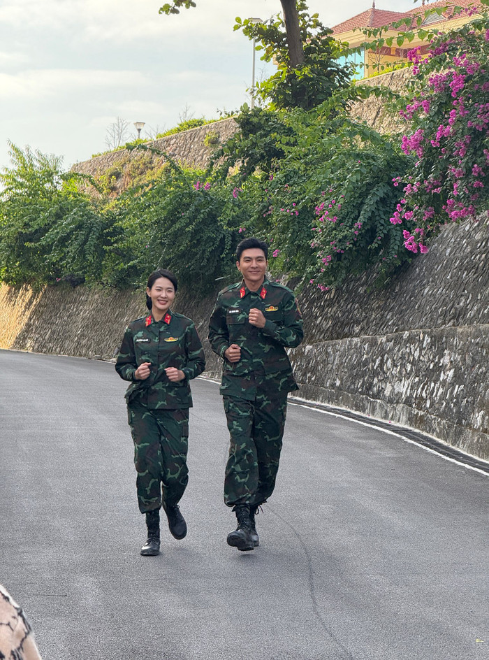 Ở các phân đoạn cuối, nhiều chi tiết cho thấy câu chuyện tình cảm của cặp đôi không chỉ dừng lại ở việc hóa giải mâu thuẫn (Ảnh: FBNV).