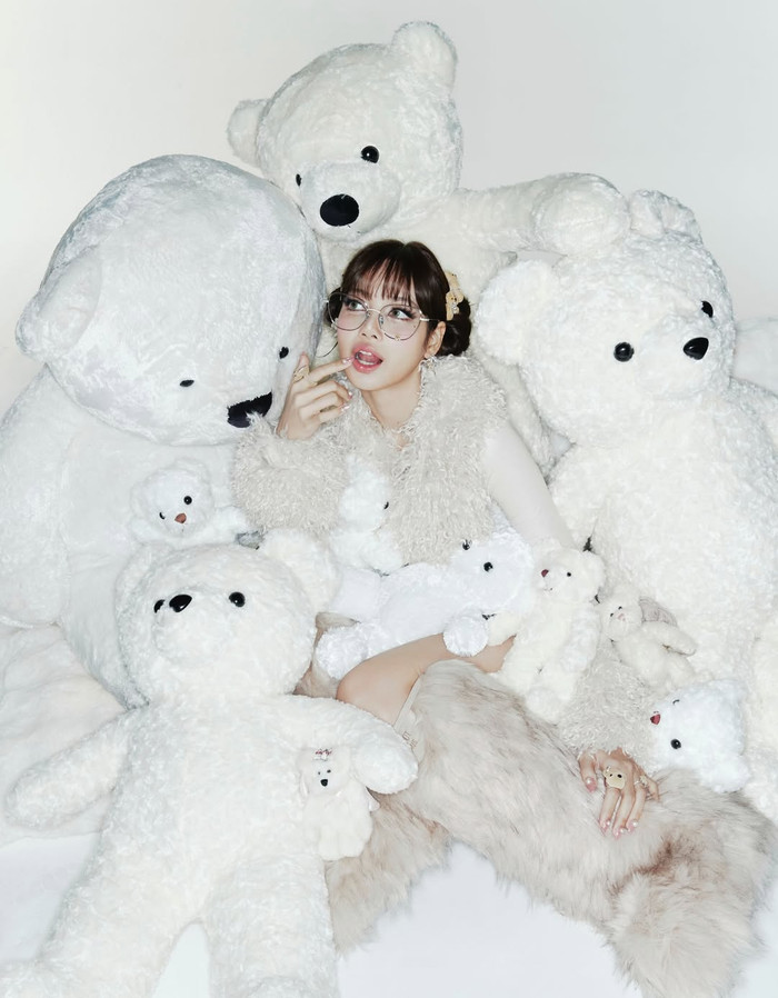 Lisa trước đó đã chiêu đãi khán giả bộ ảnh sinh nhật. Nhiều khán giả đã gửi những lời chúc tốt đẹp đến cô nàng. Ảnh: IGNV