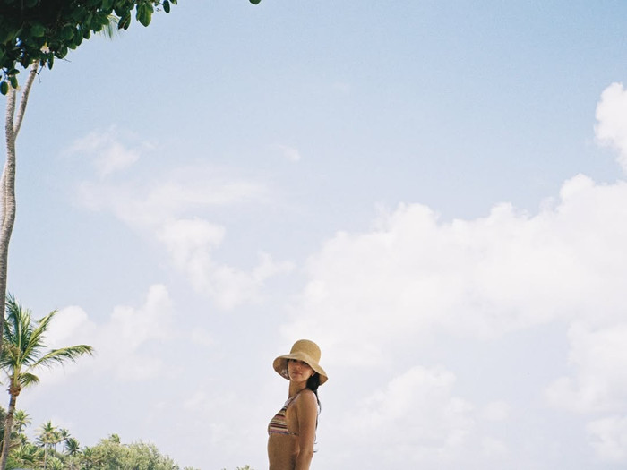 Kendall Jenner tiếp tục khoe vẻ ngoài rạng rỡ với bikini sọc nhiều màu kết hợp mũ cói. Ảnh: IGNV