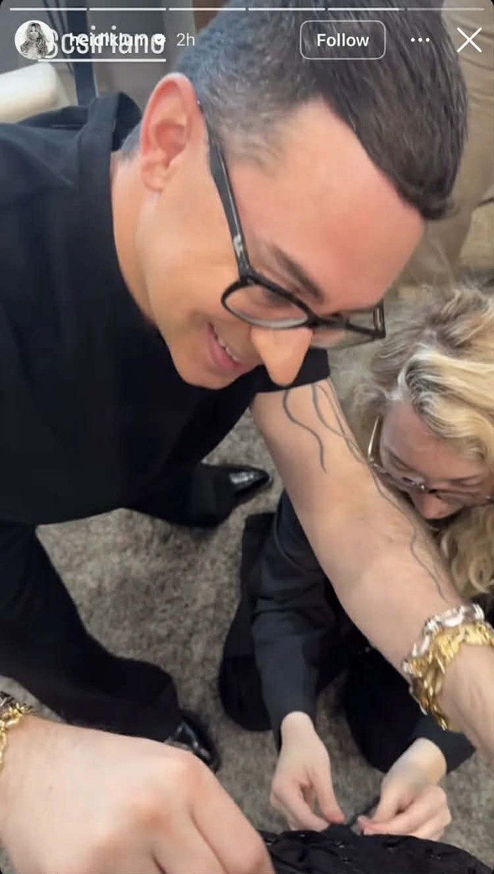 Chà thiết kế Christian Siriano chỉnh lại váy cho Heidi Klum. Ảnh: IGNV