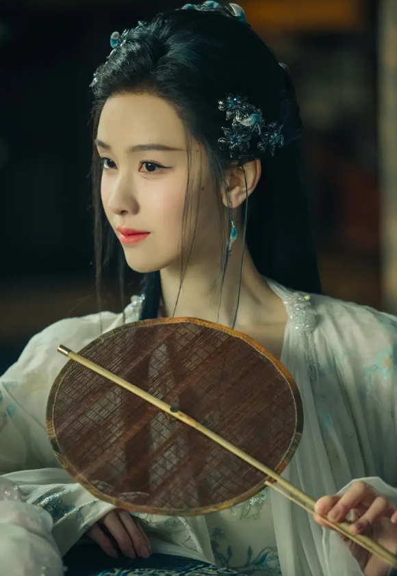 Tạo hình cổ trang mới của Trần Đô Linh Ảnh 1