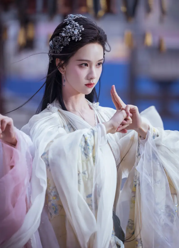 Tạo hình cổ trang mới của Trần Đô Linh Ảnh 3