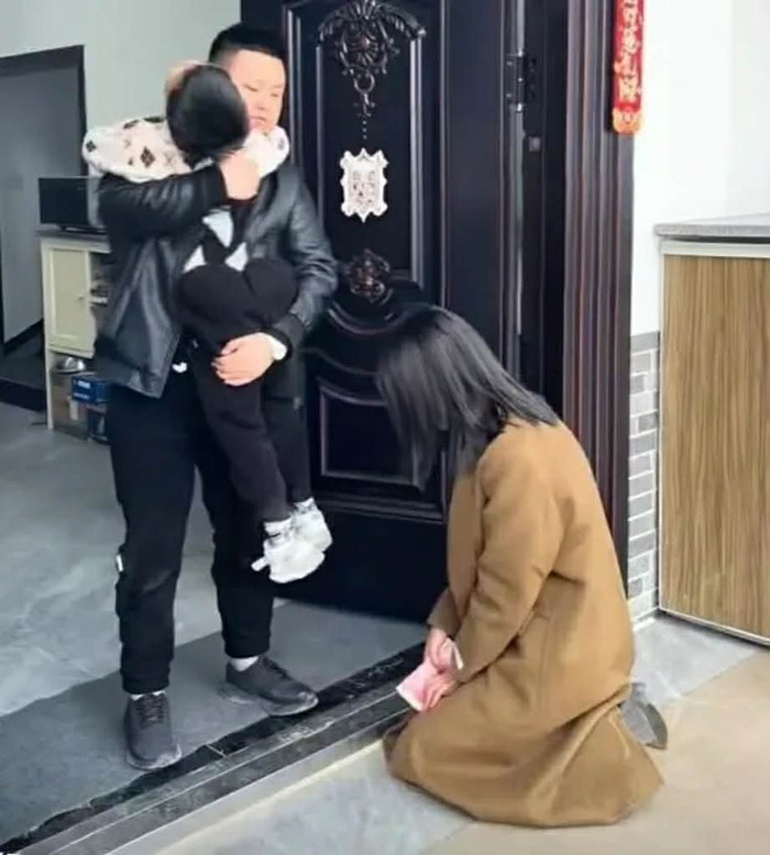 Vợ cũ quỳ gối van xin quay lại sau ly hôn, người chồng có quyết định gây sốc Ảnh 2