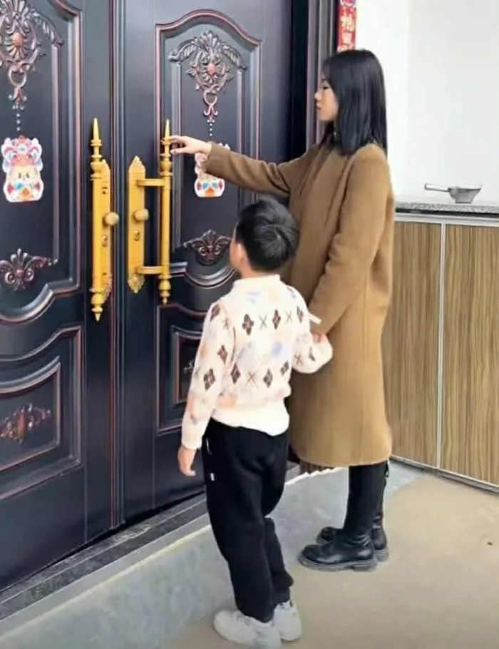 Vợ cũ quỳ gối van xin quay lại sau ly hôn, người chồng có quyết định gây sốc Ảnh 1