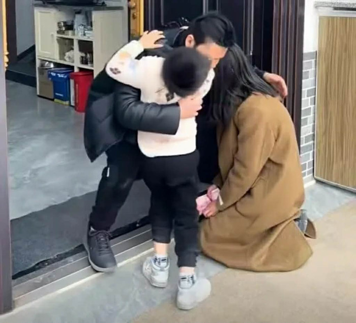 Vợ cũ quỳ gối van xin quay lại sau ly hôn, người chồng có quyết định gây sốc Ảnh 3