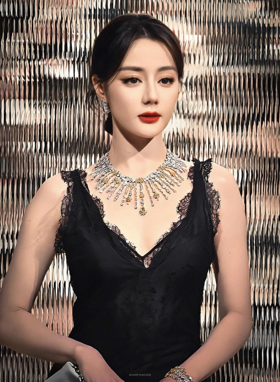 Địch Lệ Nhiệt Ba vẫn là biểu tượng nhan sắc và thời trang của showbiz