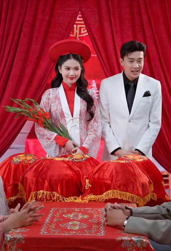 Khoảnh khắc Ngọc Trin h mặc áo cô dâu đứng cạnh Quốc Trường thu hút nhiều netizen quan tâm.