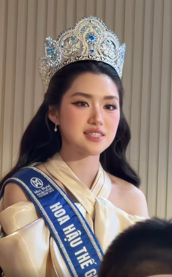 Phương Oanh thể hiện sự tự tin khi tham gia các lịch trình công việc sau khi trở thành hoa hậu. Ảnh chụp màn hình