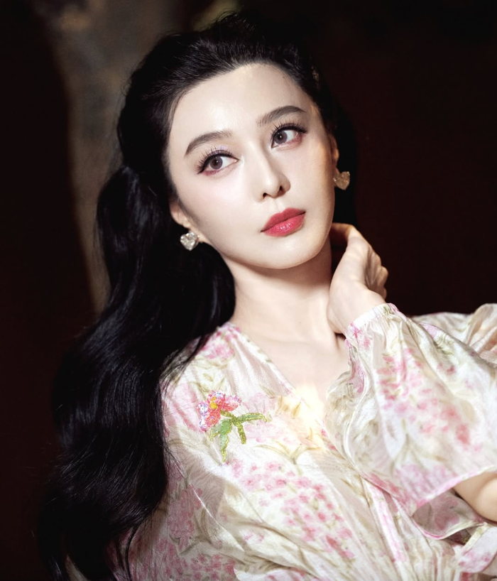 Phạm Băng Băng khéo khoe làn da trắng phát sáng. Ảnh: IGNV