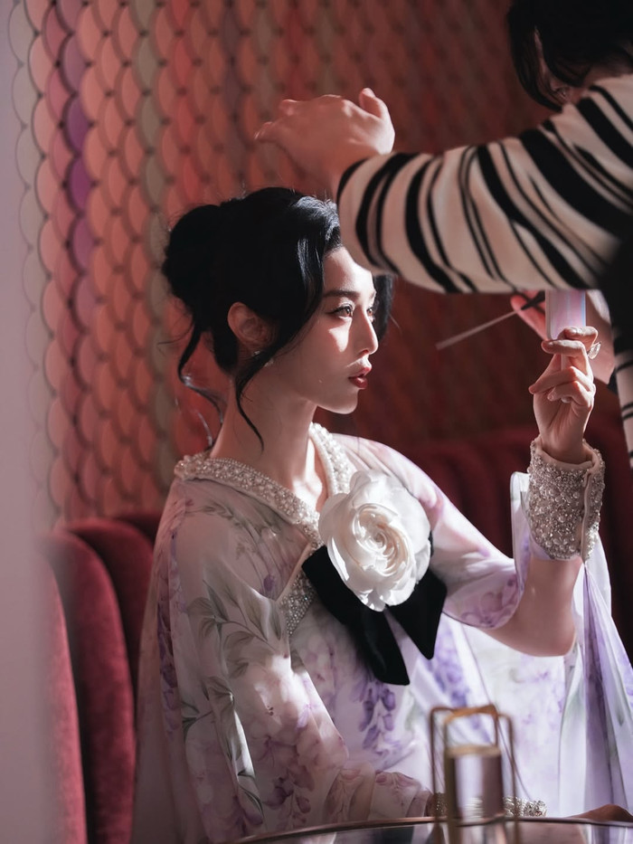 Phạm Băng Băng được ê-kíp chăm sóc chu đáo mỗi khi xuất hiện trước công chúng. Ảnh: IGNV