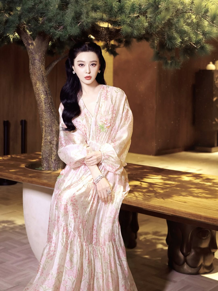 Bộ váy màu hồng đã tôn lên nét đẹp dịu dàng của Phạm Băng Băng. Ảnh: IGNV