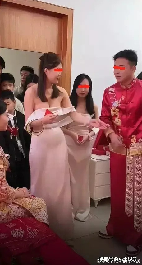 Bạn thân cô dâu ăn mặc hở hang, có hành động với chú rể tại đám cưới gây phẫn nộ Ảnh 3