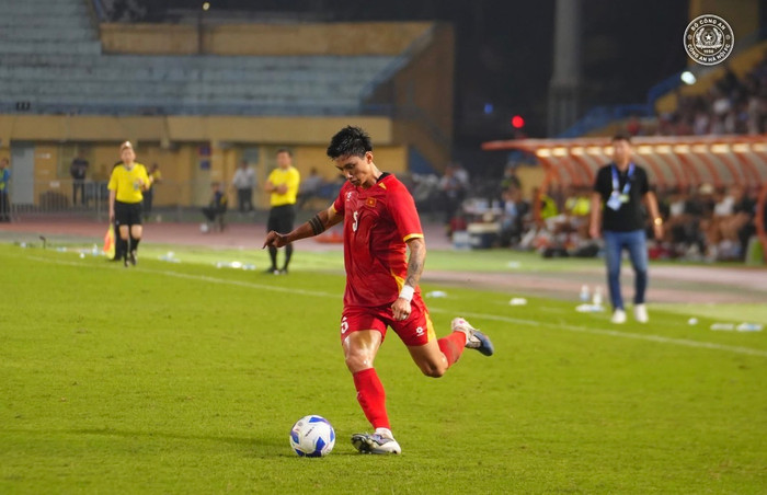 Văn Hậu đá chính trước tuyển Malaysia. Ảnh: CLB CAHN