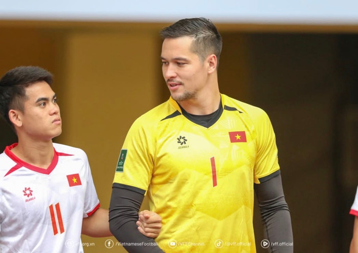 Thủ môn Nguyễn Filip được chọn bắt chính trước tuyển Malaysia là điểm gây chú ý nhất trong đội hình của tuyển Việt Nam. Ảnh: VFF