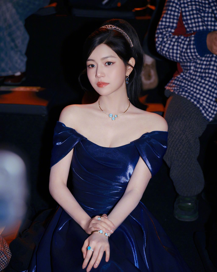 Trước khi bị đứt gân gót chân, Trần Nghiên Hy vẫn chăm chỉ làm việc và tích cực xuất hiện trong nhiều sự kiện. Ảnh: Weibo