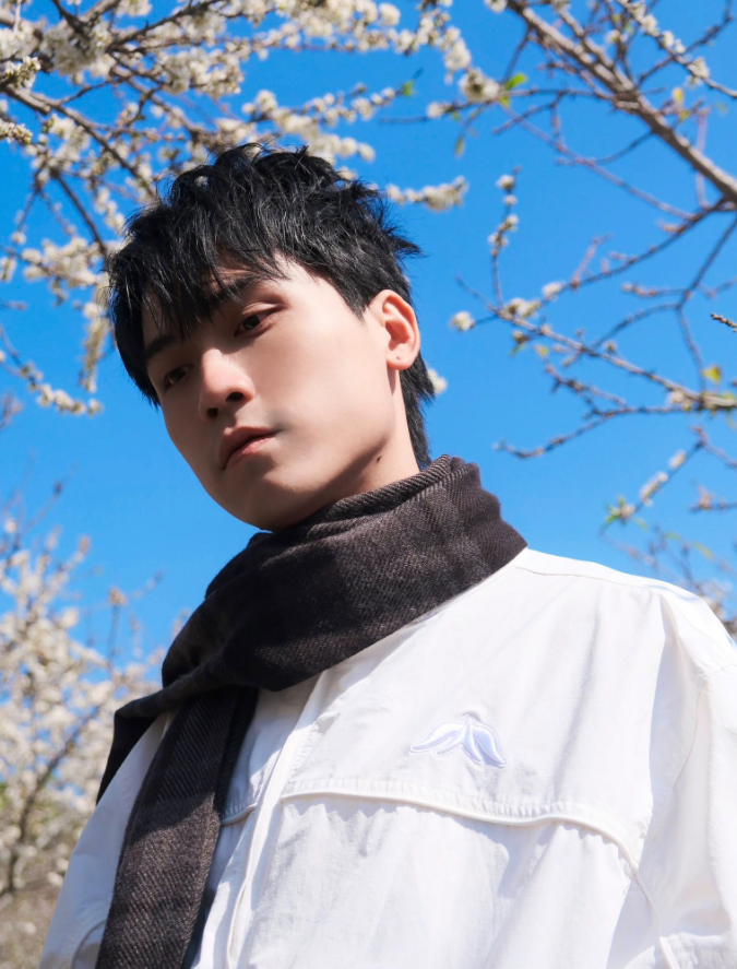 Ngoài màn ảnh, Gia Huy sở hữu hình ảnh trẻ trung, gần gũi