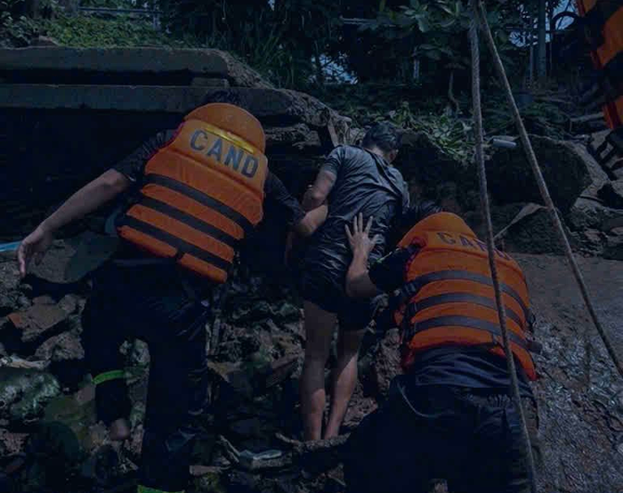 Cán bộ chiến sỹ Đội Cảnh sát PCCC&CNCH trên sông đưa nạn nhân lên bờ&nbsp;