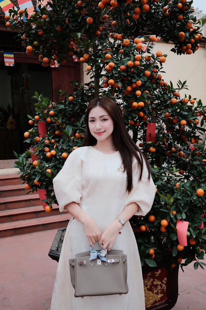 Nhiều năm qua, Hòa Minzy tập trung cho công việc cũng như chăm sóc con trai nhỏ, ít khi đề cập chuyện tình cảm.