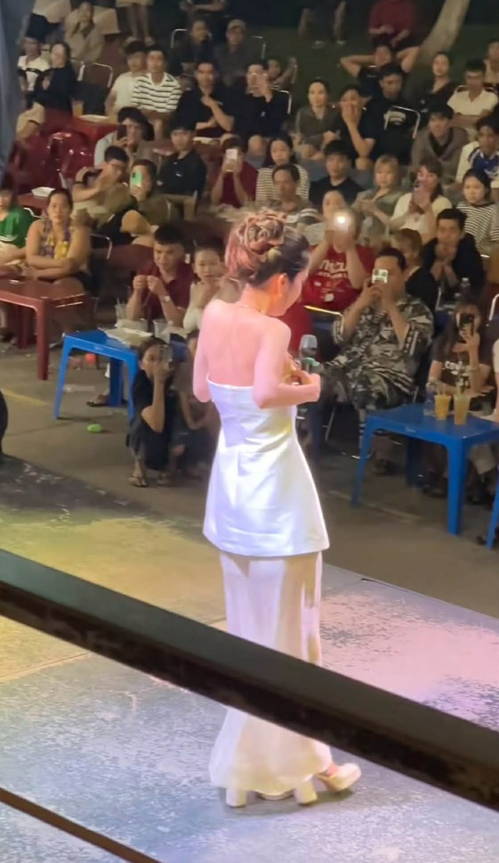 Nam Em bị tuột áo trên sân khấu, phản ứng khán giả gây xôn xao Ảnh 2