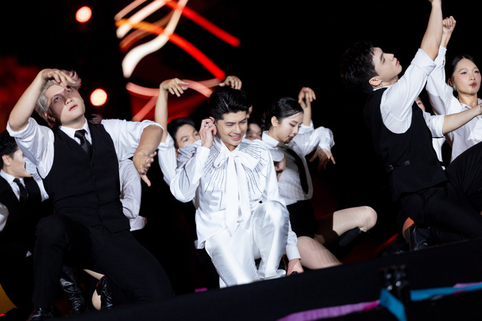 Noo Phước Thịnh 'giật' điện thoại khán giả, lý do lập tức 'gây sốt' Ảnh 3