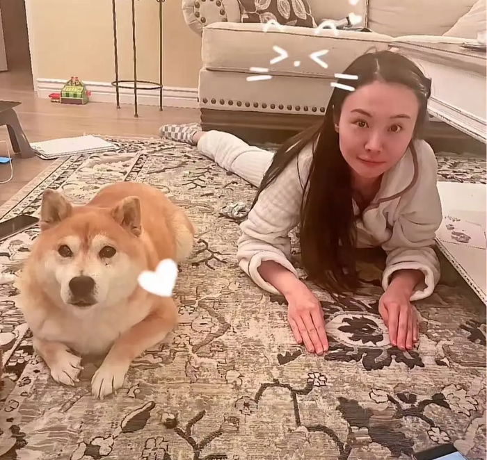 Khoảnh khắc đời thường giản dị của nữ diễn viên tại Mỹ sau khi rời xa showbiz, được nhận xét là có phần đơ cứng khi can thiệp thẫm mĩ quá nhiều. - Ảnh: Weibo