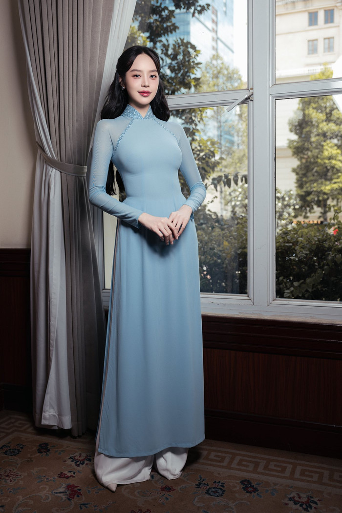 Sau đó Thanh Thủy tung ảnh đã chỉnh sửa tại sự kiện, nhưng vẫn lộ rõ điểm kém tinh tế khi mặc áo dài ôm sát cơ thể. Ảnh: FBNV