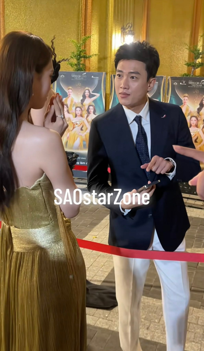 Hoa hậu Tiểu Vy và Quốc Trường trò chuyện thân thiết tại thảm đỏ chung kết Miss Grand Vietnam 2025.