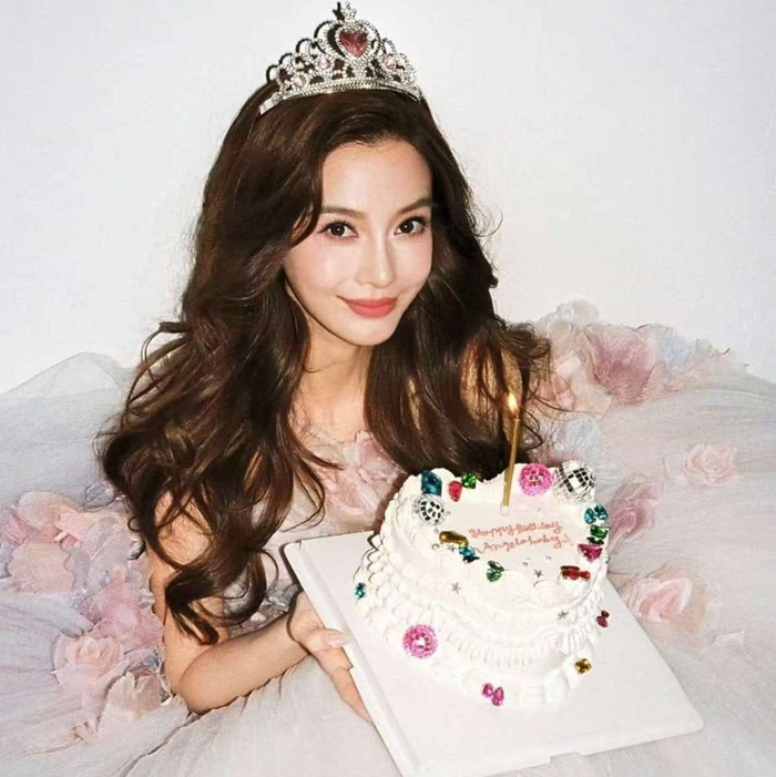 Angela Baby gây chú ý với vẻ ngoài trẻ trung trong bộ ảnh sinh nhật tuổi 37