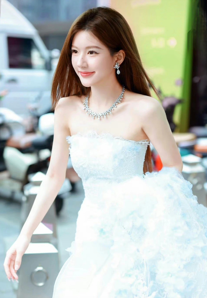 Triệu Lộ Tư hiện là cái tên nhận được nhiều sự quan tâm từ công chúng.