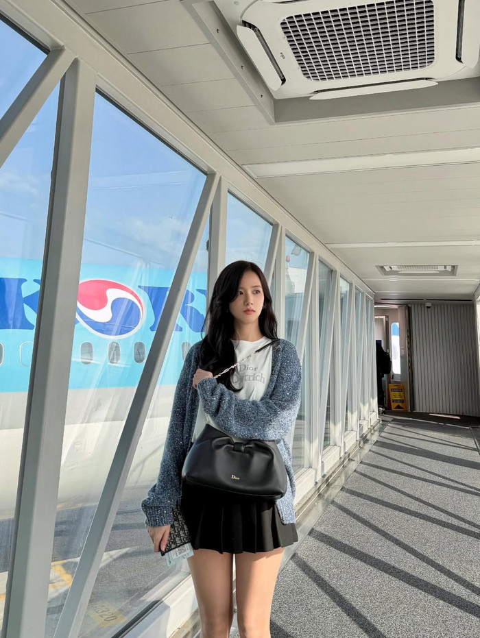 Jisoo trước ngày sang Pháp tham gia Paris Fashion Week đã gây xôn xao với bộ đồ trẻ trung, sành điệu khi xuất hiện ở sân bay. Ảnh: IGNV