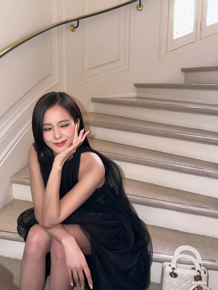 Lối trang điểm sắc sảo giúp Jisoo tôn lên visual xinh đẹp, quyến rũ. Ảnh: IGNV