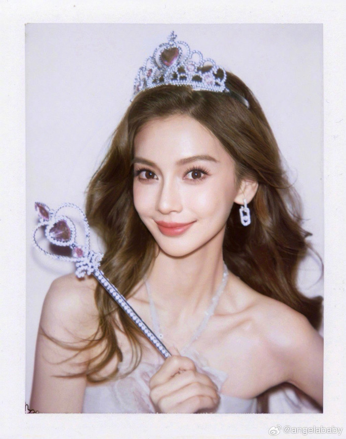 Angelababy từng có khoảng thời gian chật vật sau ồn ào từ năm 2023. Ảnh: Weibo
