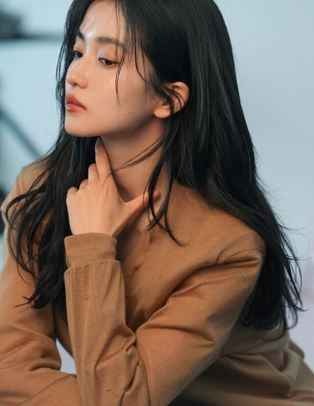 Kim Tae Ri liên tục thay đổi biểu cảm và tư thế để phù hợp với từng concept.