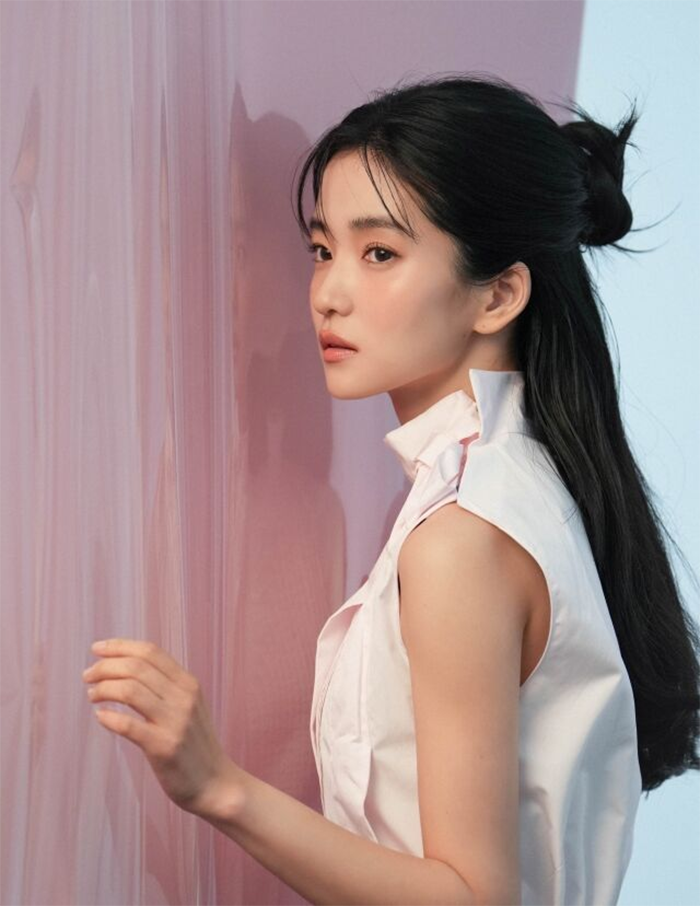 Kim Tae Ri thể hiện trọn vẹn vẻ đẹp đa sắc màu khi liên tục thay đổi tạo hình.