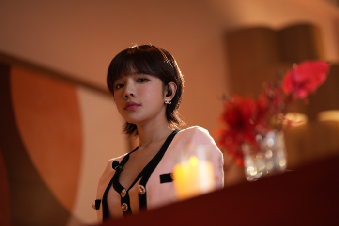 LyLy trong vai Hải Linh, nhân vật chị Bờ Vai dẫn dắt talkshow trong phim