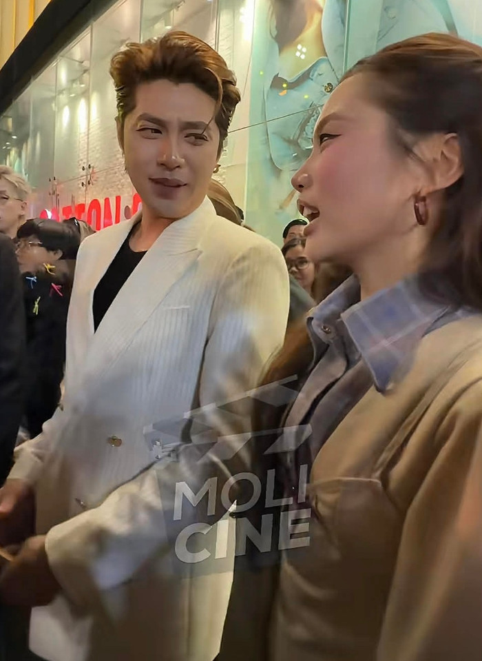 Phương Mỹ Chi thân thiết trò chuyện cùng Noo Phước Thịnh tại sự kiện. (Ảnh chụp màn hình từ TikTok Moli cine)