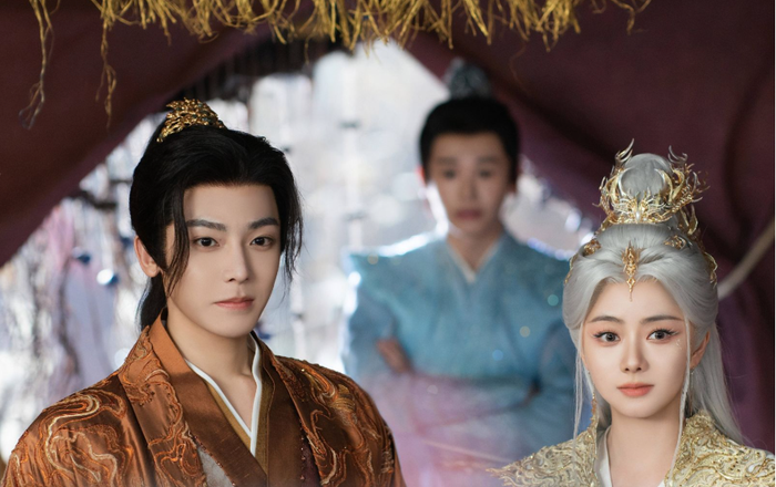 Với sự góp mặt của Đàm Tùng Vận và Hầu Minh Hạo, Tiêu Dao mang màu sắc cổ trang - huyền huyễn rõ nét. Phim kể về hành trình đồng hành giữa một cô gái nhân tộc vô tình phá phong ấn và Yêu Vương quyền năng. Chuỗi vụ án kỳ bí cùng hành trình tìm kiếm Kính Côn Luân giúp mạch phim giữ được nhịp cuốn hút, đồng thời khai thác chủ đề bản chất thuần khiết của con người giữa tham vọng và dục vọng.