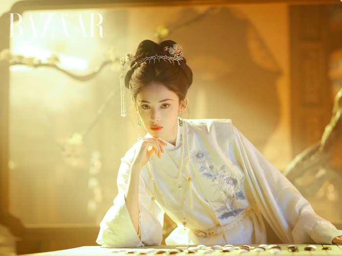 Lấy trà đạo làm chất liệu trung tâm, bộ phim mở ra thế giới quyền mưu chốn cung đình đầy toan tính. Nhân vật nữ thừa kế do Cổ Lực Na Trát thủ vai đối đầu với gã chăn ngựa bí ẩn do Hầu Minh Hạo đảm nhận. Từ mối quan hệ lợi dụng lẫn nhau, hai nhân vật dần bị cuốn vào vòng xoáy tình cảm giữa những âm mưu thâm hiểm, tạo nên màu sắc riêng biệt so với dòng cổ trang thông thường.