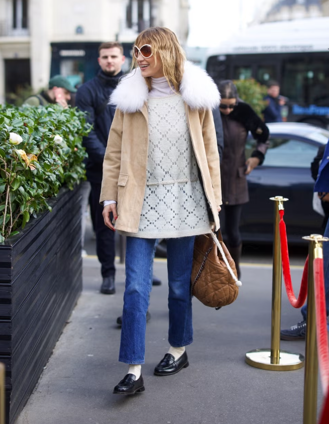 Bella Hadid lăng xê xu hướng túi xách cỡ lớn. Ảnh: Harpers Bazaar