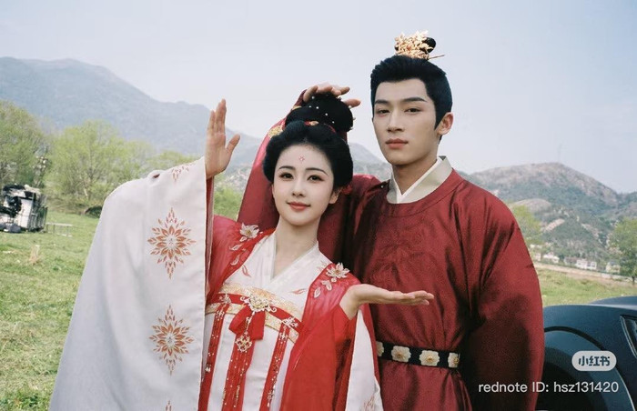 Bộ phim cổ trang trinh thám mới phát sóng năm 2026, đặt bối cảnh thời Đường. Huyện chúa Lý Bội Nghi và Thái sử thừa Tiêu Hoài Cẩn cùng truy tìm sự thật xoay quanh cái chết của công chúa Ninh Viễn. Mỗi vụ án mở ra một lát cắt quyền lực trong cung đình, cho thấy cuộc đấu trí phức tạp phía sau vẻ ngoài phồn hoa của hoàng thất.