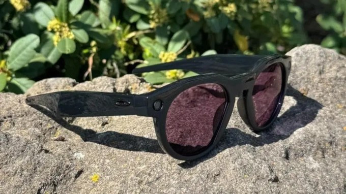 Kính thông minh Oakley Meta HSTN. Ảnh: Mark Zuckerberg