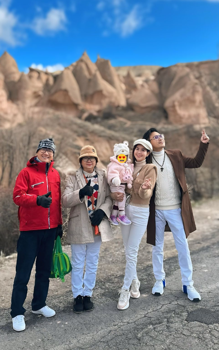 Bố mẹ Kha Ly dành thời gian đi du lịch cùng vợ chồng con gái. Ảnh: FBNV