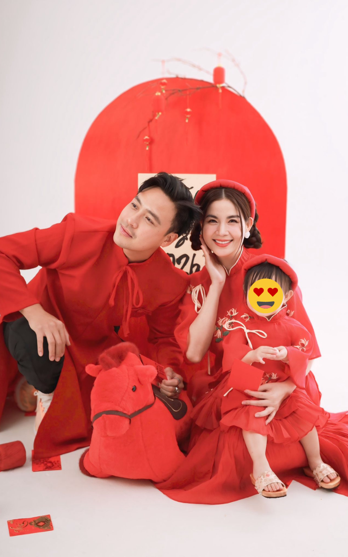Kha Ly và Thanh Duy tích cực chụp ảnh gia đình, lưu lại những khoảnh khắc đáng nhớ bên con gái Lita. Ảnh: FBNV