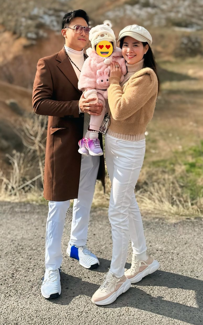 Kha Ly cười tươi rói khi chụp hình cùng Thanh Duy và con gái Lita. Ảnh: FBNV