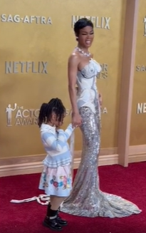 Teyana Taylor và con gái xuất hiện trên thảm đỏ. Ảnh chụp màn hình
