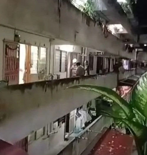 Nhà kế bên bốc mùi hôi thối nồng nặc, hàng xóm bàng hoàng khi qua kiểm tra Ảnh 1