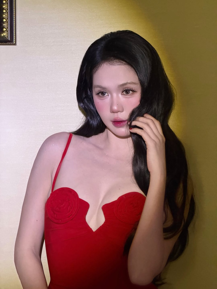 Ngọc Trinh lựa chọn thiết kế váy đỏ nổi bật, tôn trọn đường cong cùng làn da trắng sáng quen thuộc.&nbsp;