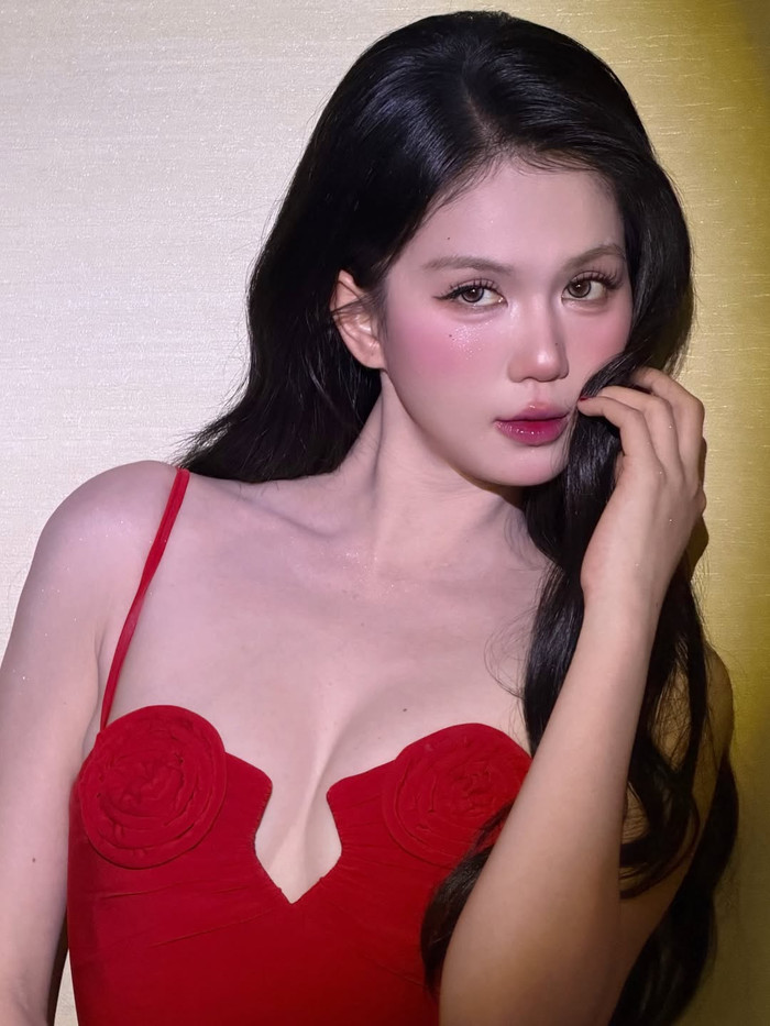 Loạt ảnh mới của Ngọc Trinh ngay lập tức thu hút sự chú ý từ công chúng.