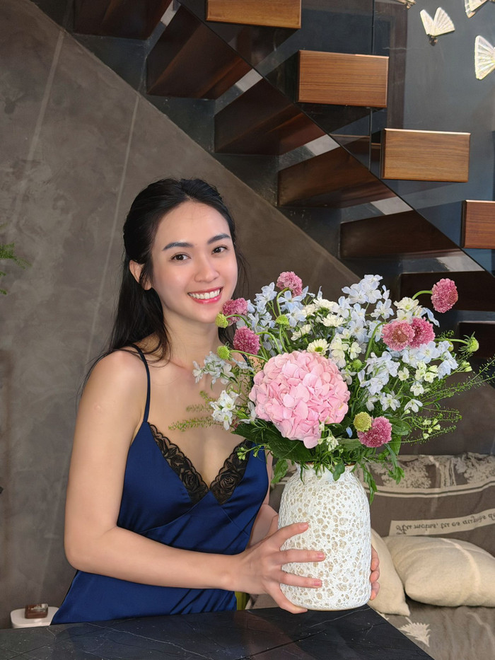 Vũ Thúy Quỳnh tích cực sáng tạo nội dung ở trên mạng xã hội. Những video của nàng Á hậu xoay quanh những sở thích đời thường như nấu ăn, cắm hoa, nhảy múa... Ảnh: FBNV