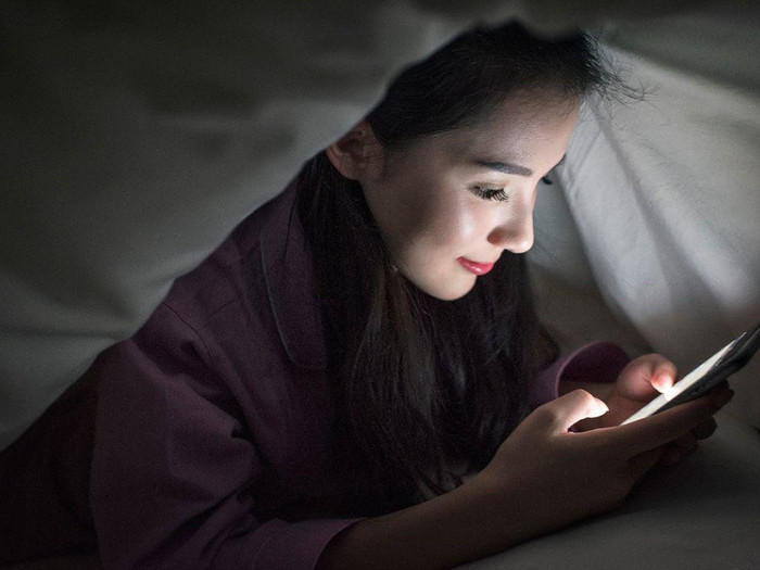 Thói quen buổi tối tưởng giúp thư giãn nhưng lại làm giấc ngủ kém chất lượng Ảnh 1